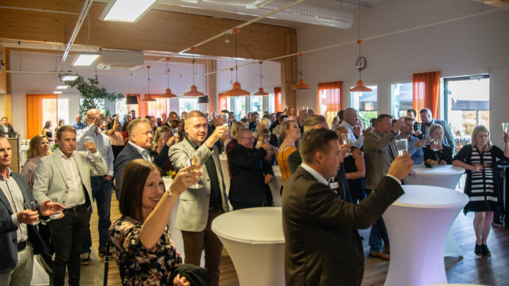 Finsen 30 vuotta. Juhlavieraat nostamassa maljaa